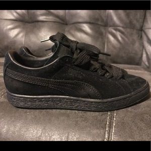 Puma Suede Sneakers Size 8.0! Excellent condition.
